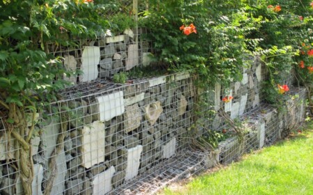 gabionen als deko im garten mauer naturstein mix rasen gestaltung