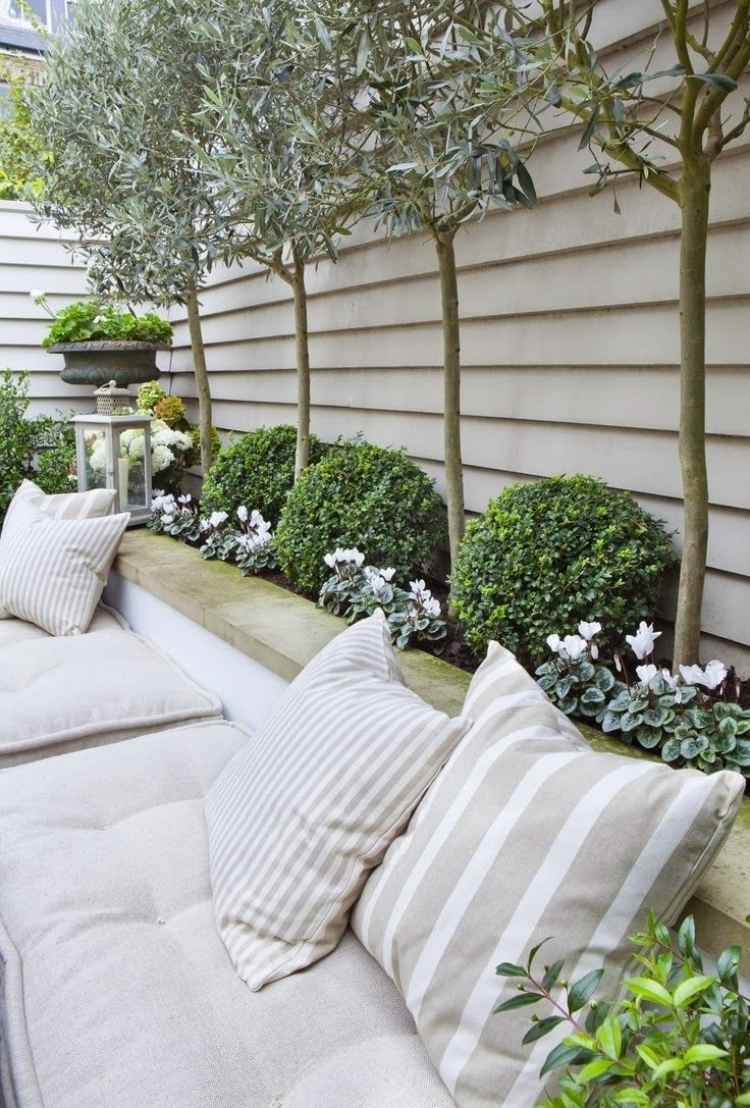 garten-loungemoebel-aktuelles-design-freizeitbereich-kissen-pflanzen-natur-sichschutz