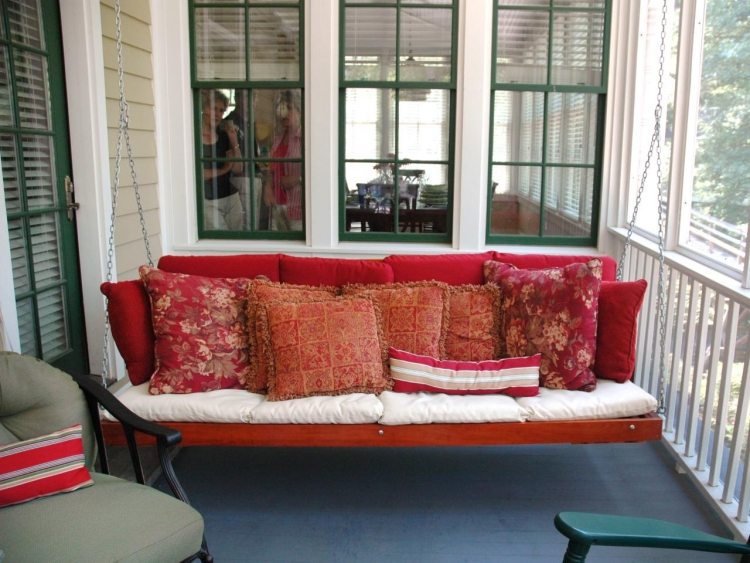 garten-loungemoebel-aktuelles-design-freizeitbereich-rot-schaukelcouch-kissen-gemuetlich