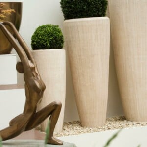 gartendeko ideen pflanzkuebel minimalistisch beige buchsbaum skulptur