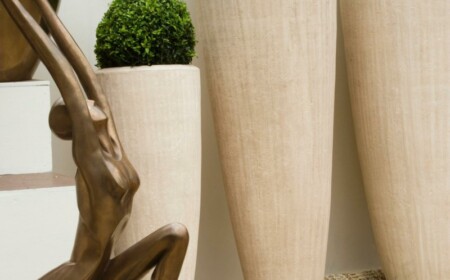 gartendeko ideen pflanzkuebel minimalistisch beige buchsbaum skulptur