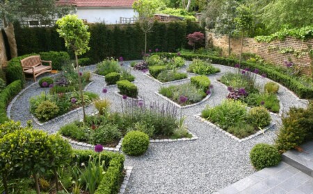 gartengestaltung mit kies blumenbeete hecken baeume modern steinfliesen