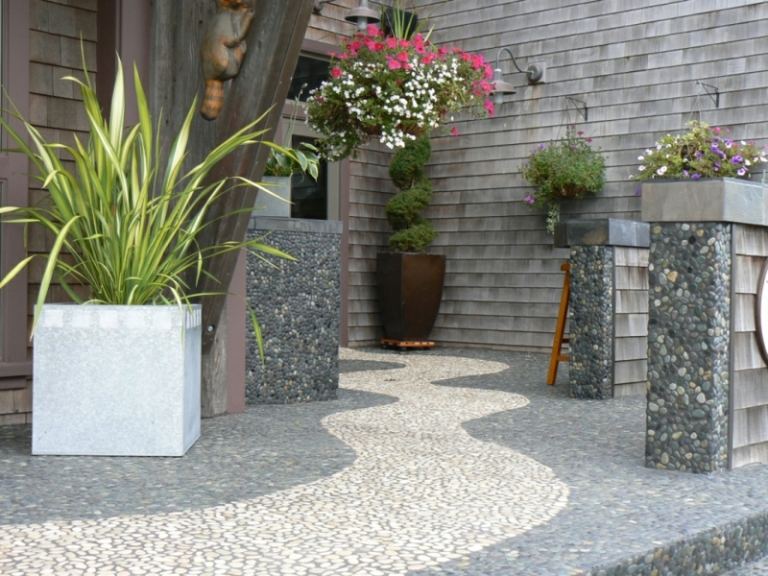 gartengestaltung mit kies vorgarten gabionen saeulen pflanzkuebel grau design