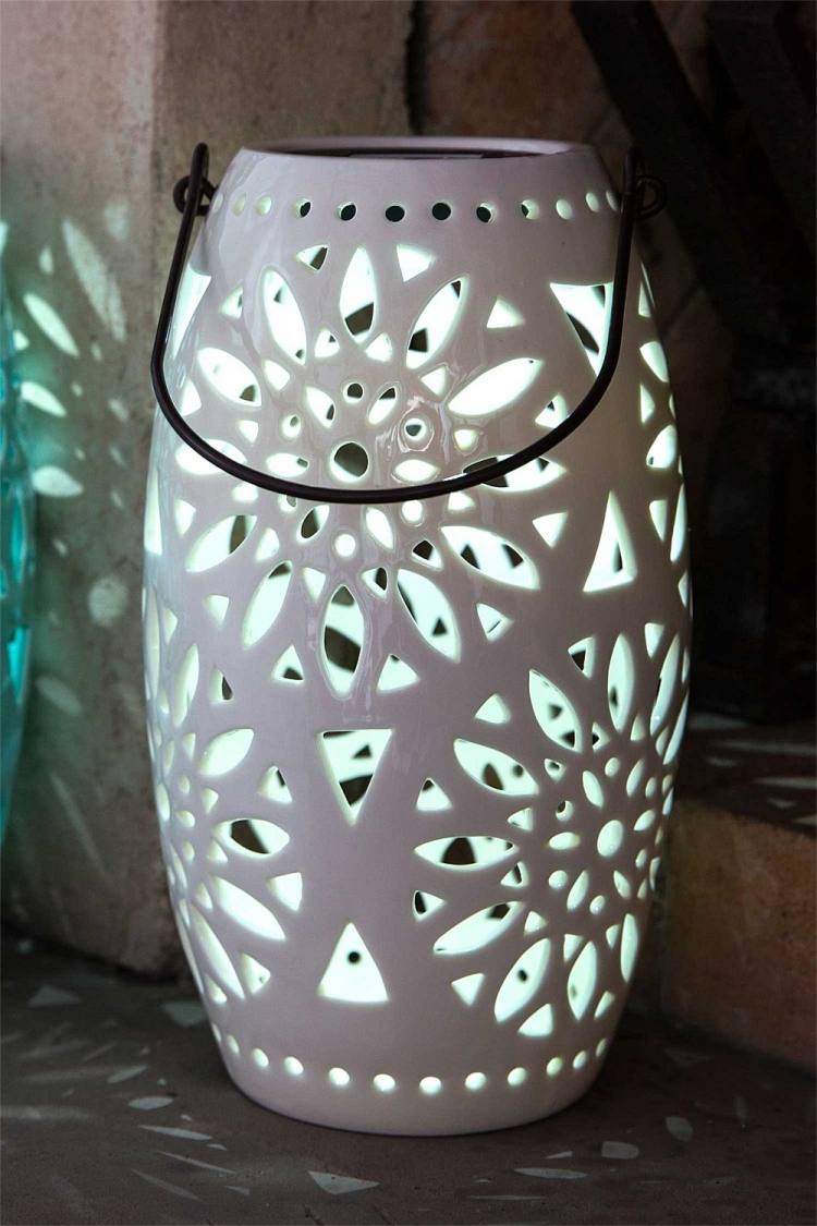 gartenlaternen-kerzen-keramik-weiss-hinstellen-aufhaengen-floral-blumen-filigran-schoen