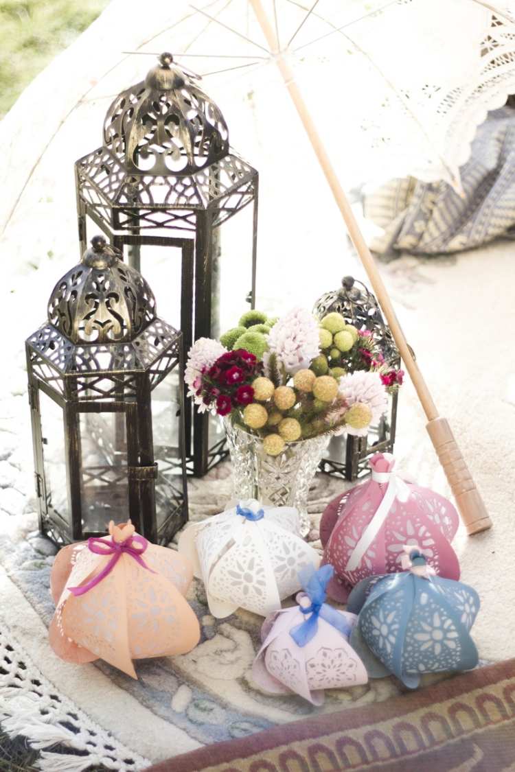 Gartenlaternen mit Kerzen -metall-ornamente-sechseckig-papierlaternen-romantisch-blumen-vase