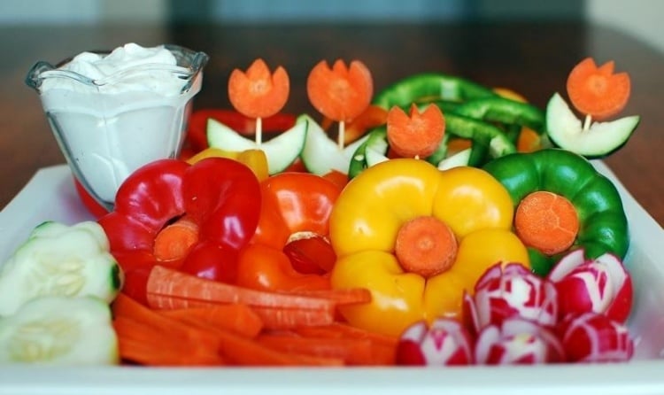 gemuse-kindergeburtstag-paprika-tulpen-karotten-radieschen-joghurt-dip