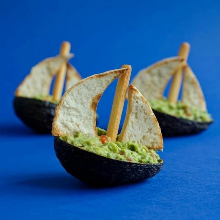gemuse-kindergeburtstag-Segelboot-avocado-guacamole-cracker