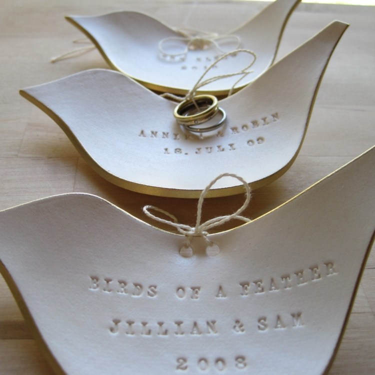 Geschenkideen zur Hochzeit -modelliermasse-voegel-tauben-weiss-gold-deko-ringe