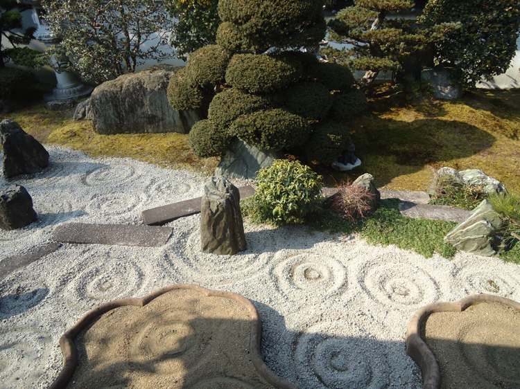 gestalten-eigenen-steingarten-japangarten-kies-harken-findlinge-sand