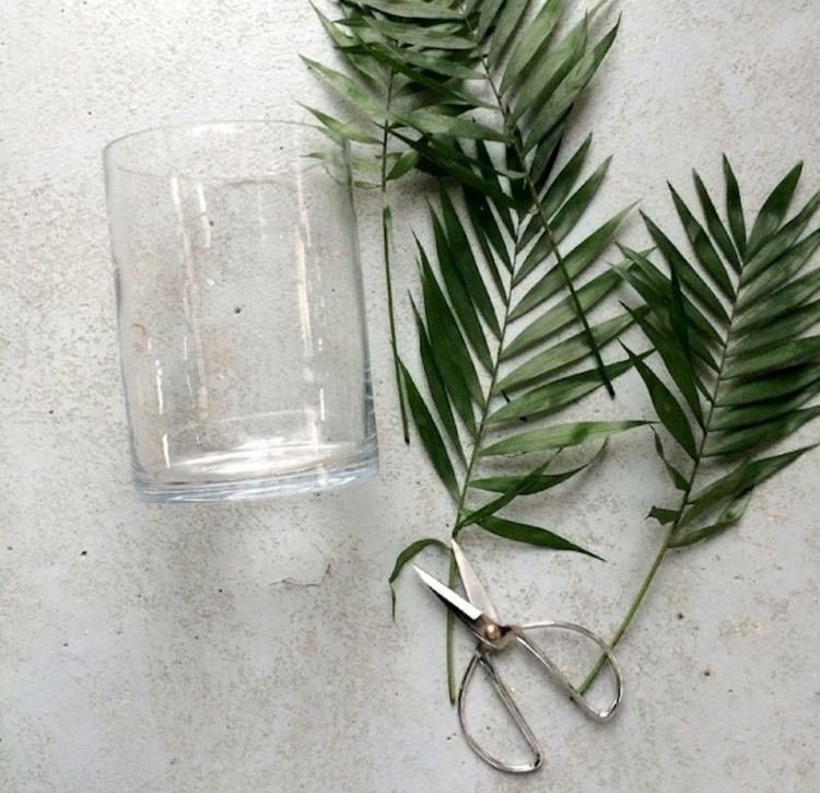 glas vase modern schere arekapalme palmwendel blaetter idee deko