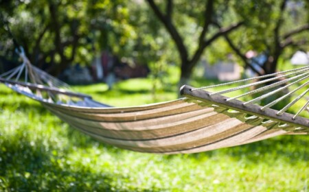 haengematte ideen zum entspannen sonne rasen garten baeume