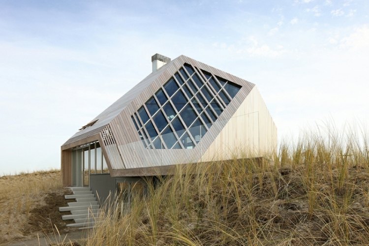 haus design fenster im dach eingang duenen daenemark