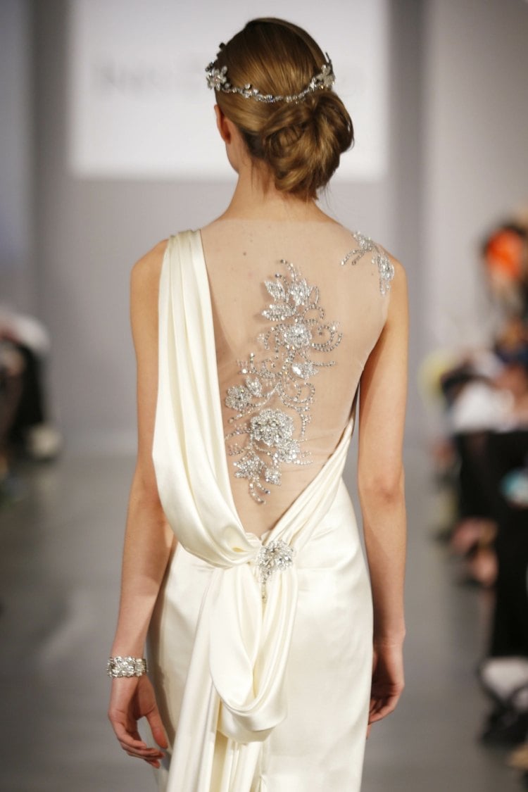 hochzeitskleid roemischer stil nude look stickereien kristalle kranz