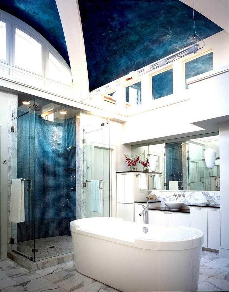 hohe decke bad blau mosaik weiss marmor fliesenfarben