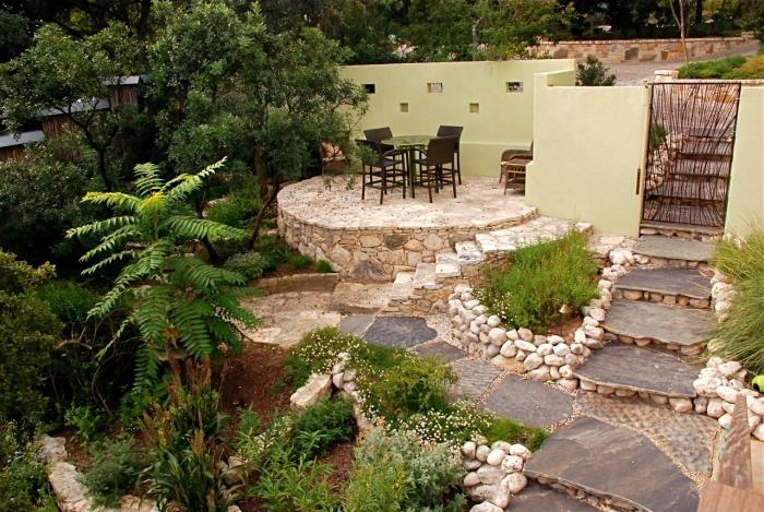 ideen-hinterhof-terrasse-gestalten-steine-patio-metallstuehle