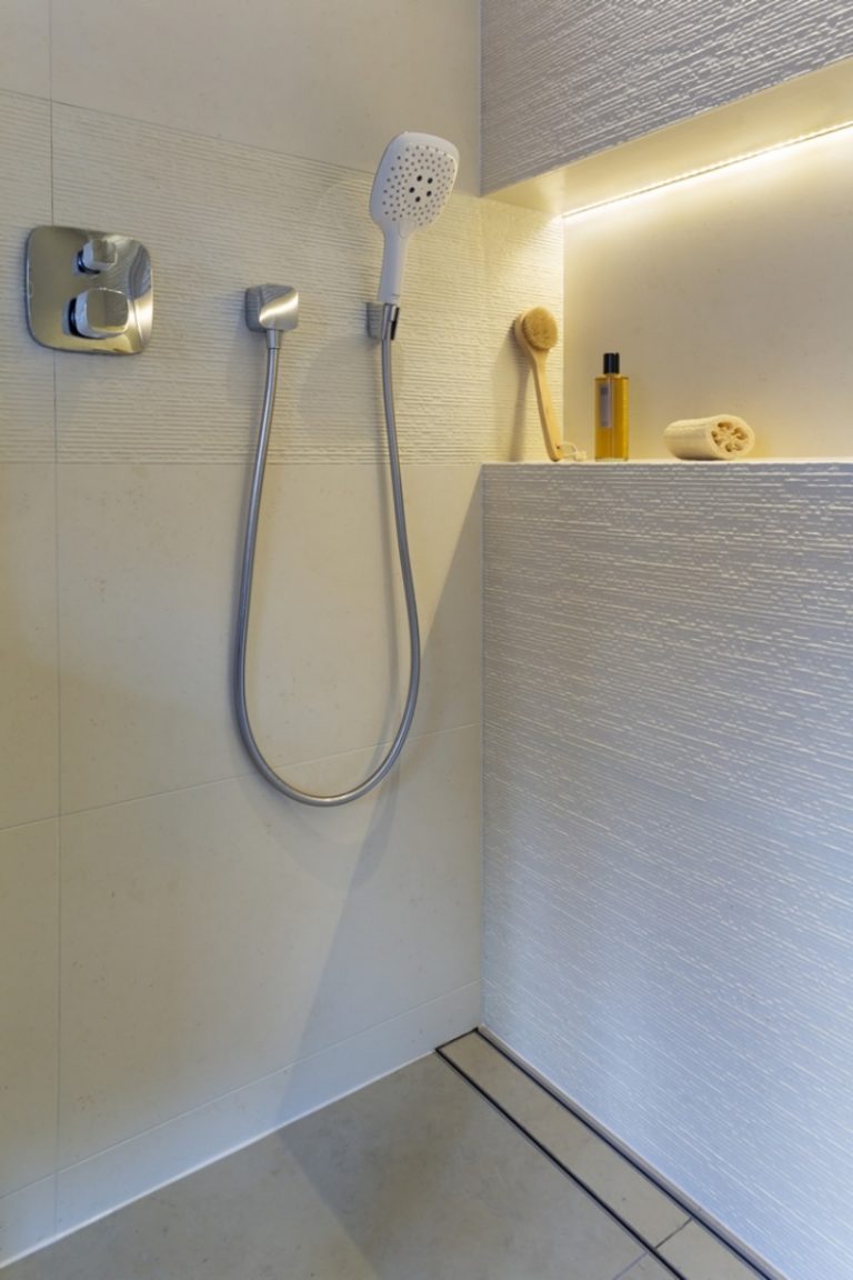 indirekte-beleuchtung-led-badezimmer-led-streifen-wandnische