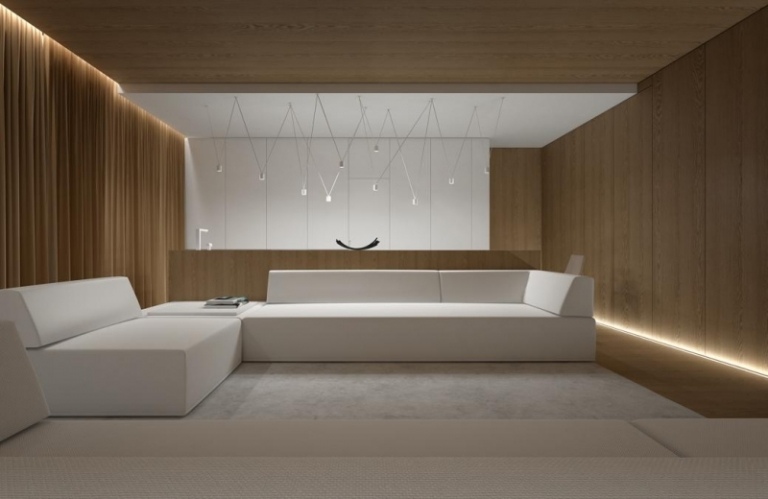 indirekte-beleuchtung-led-wohnzimmer-modern-weisse-moebel-holz-wand-verkleidung
