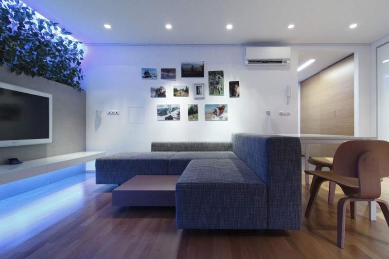 indirekte-beleuchtung-led-wohnzimmer-wand-low-board-tv-blaues-licht