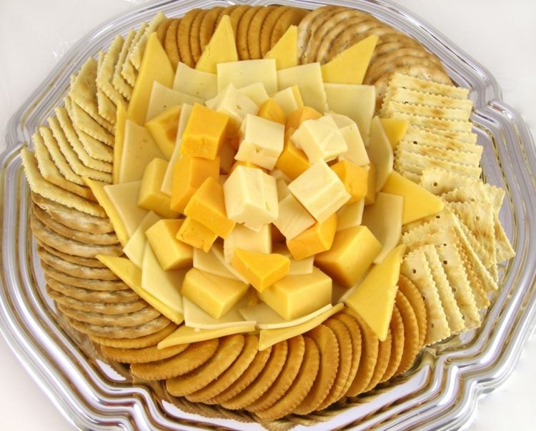 kalte platten garnieren kaese cracker chips idee snacks