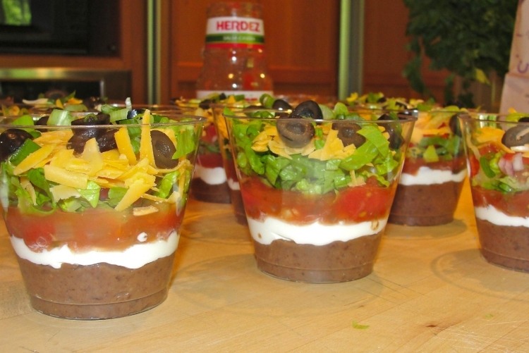 Kalte Platten garnieren -salat-party-oliven-schussel-portionen-vorbereiten