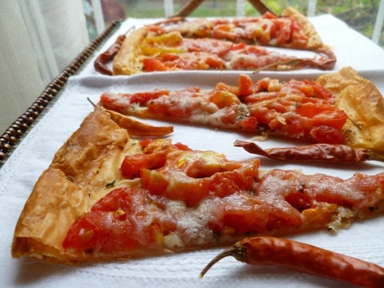 kalte-platten-garnieren-tomate--chilli-pizza-anrichten-schoen-hausgemacht