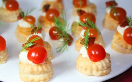 kalte-platten-garnieren-tomate-haeppchen-brot-mozzarella-cherrytomanten-dill