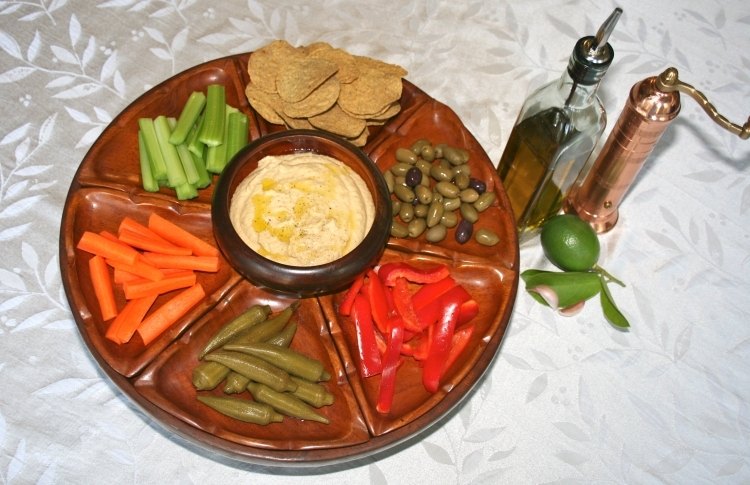 Kalte Platten garnieren -vegetarisch-oliven-gemuese-humus-anrichten