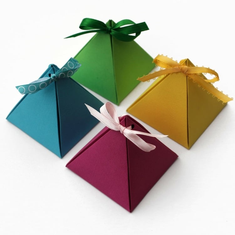 kleine geschenke pyramide-idee-einfach-bunt-verpackung-schleifen