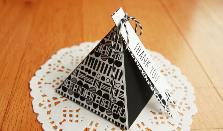 kleine-geschenke-verpacken-basteln-piramide-schwarz-weiss-karton-spitzendeckchen