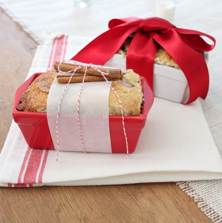 kleine-geschenke-verpacken-kuchen-zimtstangen-schleife