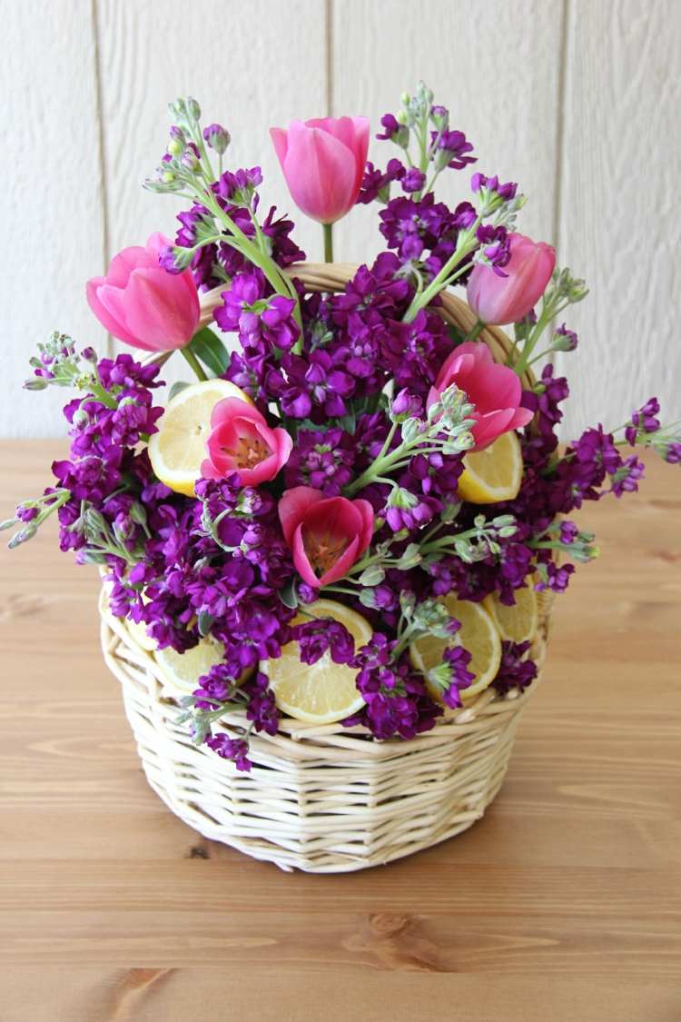 korb deko fruehling tulpen rosa zitronen arrangement