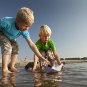 kreatives-basteln-mit-kinder-draussen-boot-papier-origami-spielen