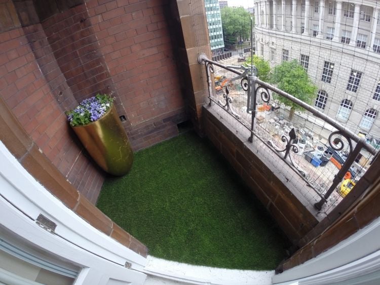 kunstrasen-balkon-terrasse-klein-appartement-stadt-urban
