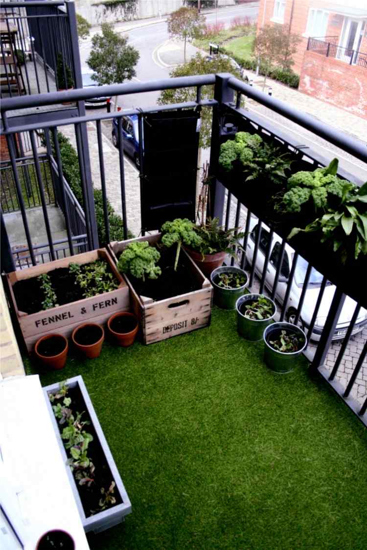 Kunstrasen auf Balkon oder Terrasse -urbaner-garten-stadt-pflanzen