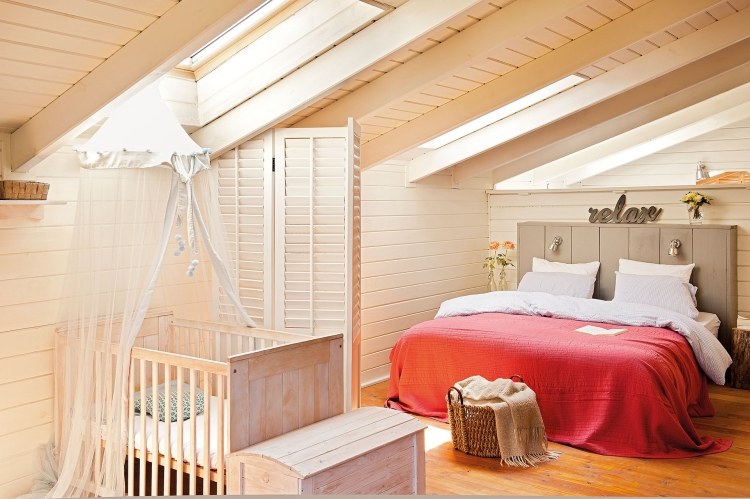 landhausstil-einrichten-schlafzimmer-babybett-himmel-dachschrage