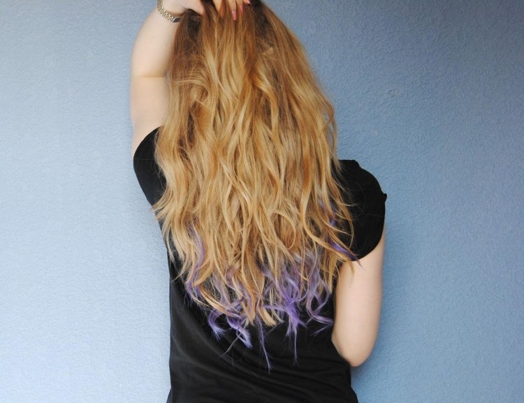 langhaarfrisuren-2015-farbe-violett-straenchen-unten-blond-ruecken-schwarz-tshirt