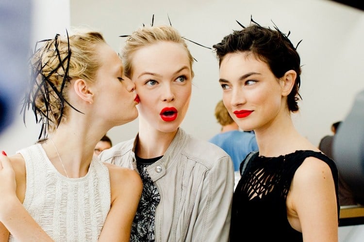 Langhaarfrisuren 2015 -haarnadel-details-rot-lippenstift-modeshow-trend
