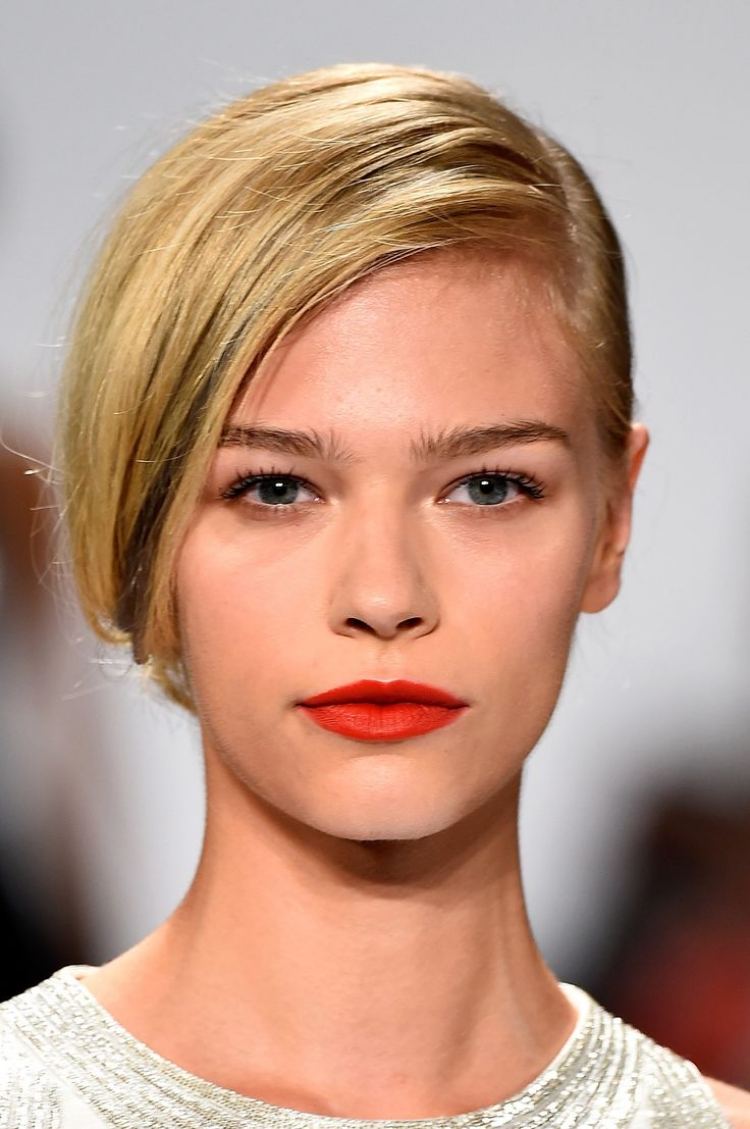 langhaarfrisuren-2015-seitlich-zusammen-blond-knall-lippenstift-klassisch-schicht