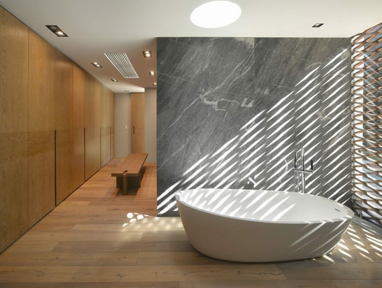 marmor bad badewanne holz wandverkleidung einrichtung grau stein