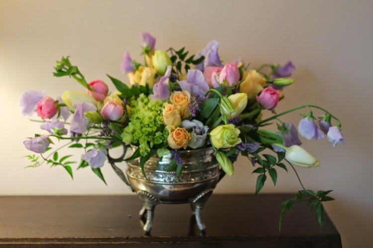 metall behaelter vase blumen arrangement tulpen mix fruehling