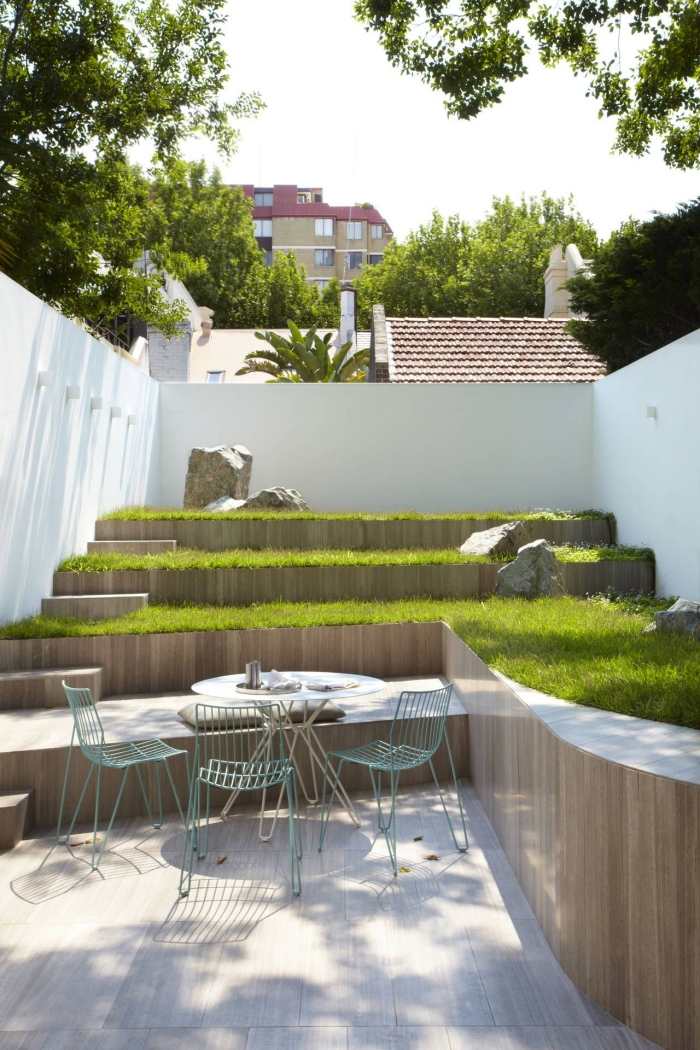 minimalistischer-garten-klein-terrassenfoermig-angelegt-sichtschutz-weiss
