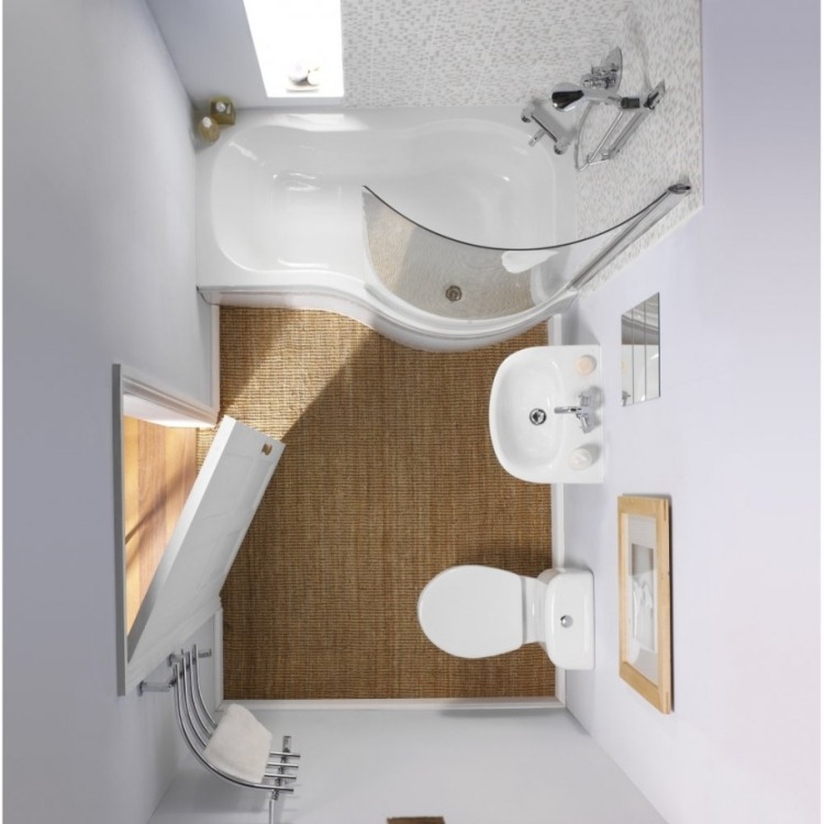moderne Badezimmergestaltung -fliesen-klein-bad-bambus-boden-badewanne