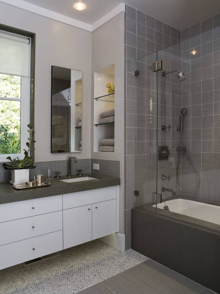 moderne badezimmergestaltung -fliesen-klein-bad-grau-weiss-fenster-schlicht
