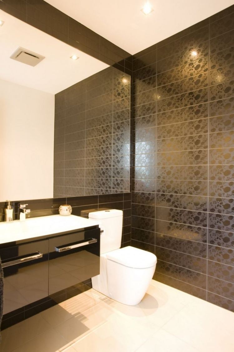 moderne-badezimmergestaltung-fliesen-klein-bad-muster-spiegel-schwarz-reflektierend