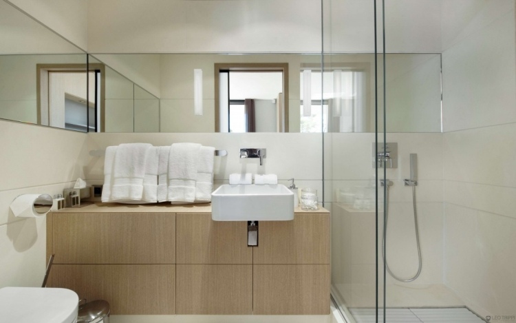 moderne-badezimmergestaltung-fliesen-klein-bad-schlicht-spiegel-komode-glas