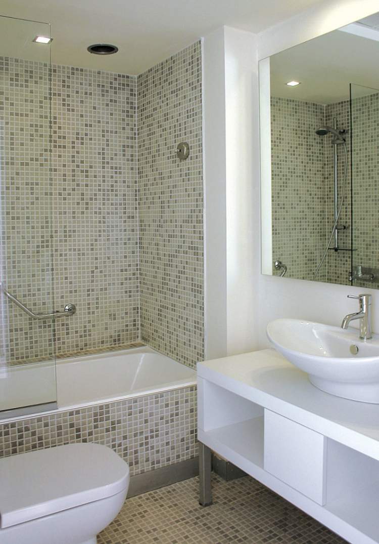 moderne-badezimmergestaltung-fliesen-klein-bad-spiegel-gruen-mosaik