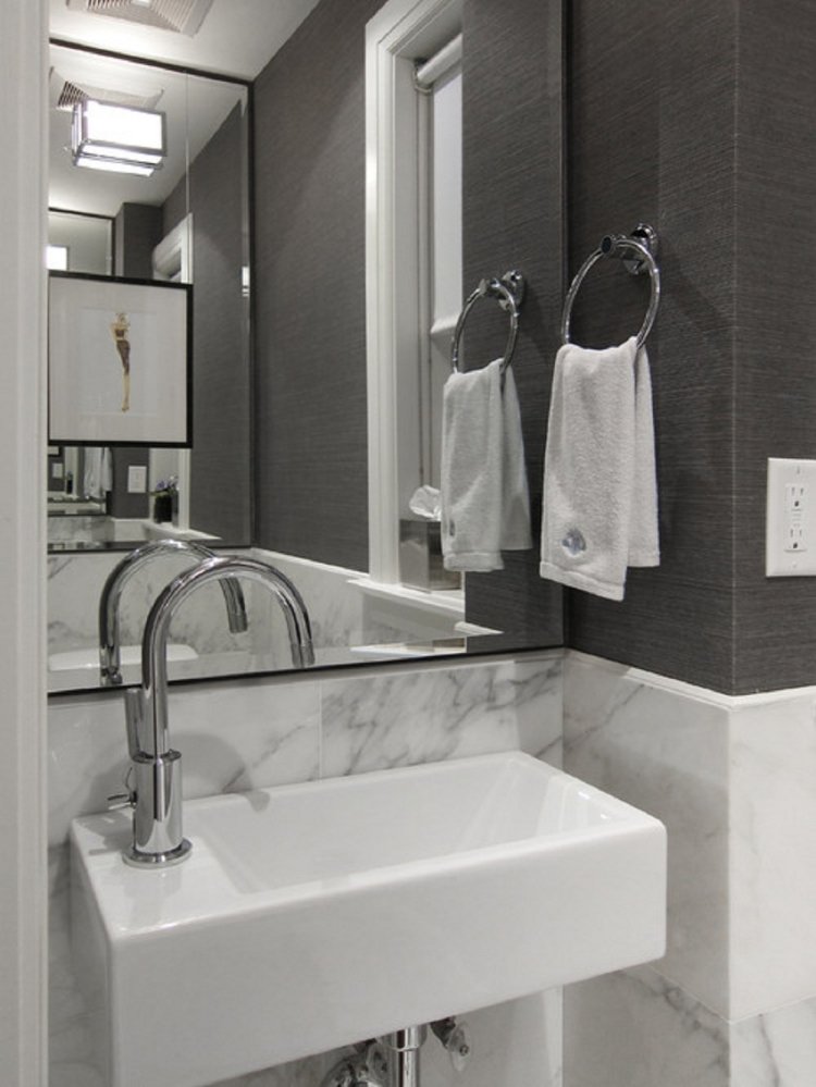 moderne Badezimmergestaltung -fliesen-klein-bad-spiegel-in-spiegel-vergoessern