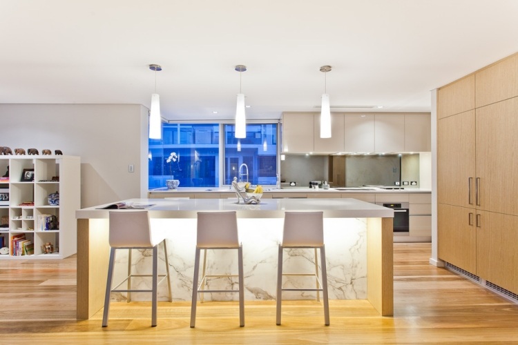 moderne Marmor Küchen -hochinsel-indirekte-beleuchtung-marmor-front