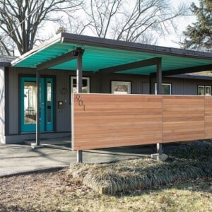 moderne-sichtschutzelemente-holz-teilig-abgeschraenkt-tuer-haus