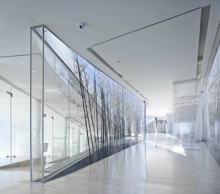 modernes haus design baeume interieur glas wand weiss idee